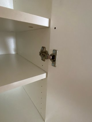 Librería blanca con puerta abatible