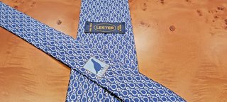 CORBATA LESTER, SEDA NATURAL, AZUL MARINO ALDABÓN.