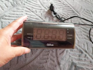 Radio despertador Qilive negro, eléctrico y pilas