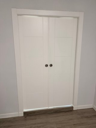 Puertas correderas madera blanca con perfiles