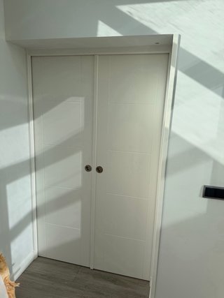 Puertas correderas madera blanca con perfiles