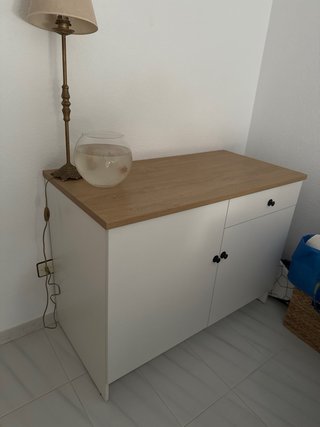 Mueble de cocina blanco y madera Ikea