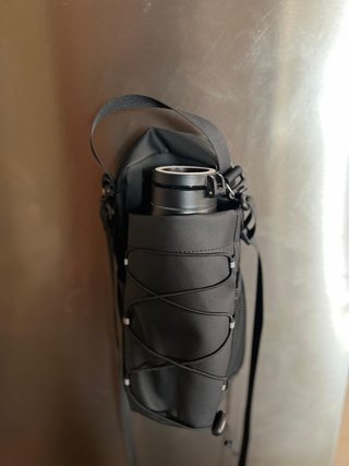 Bandolera magnética para botella deportiva