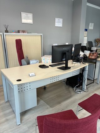 Mesa de oficina con 2 sillas