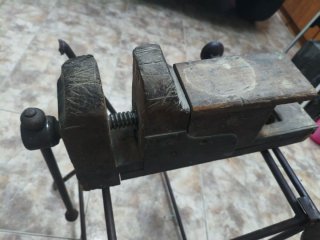 Antigu tornillo de banco madera, base y usillo met