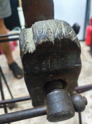 Antigu tornillo de banco madera, base y usillo met