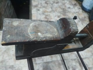 Antigu tornillo de banco madera, base y usillo met