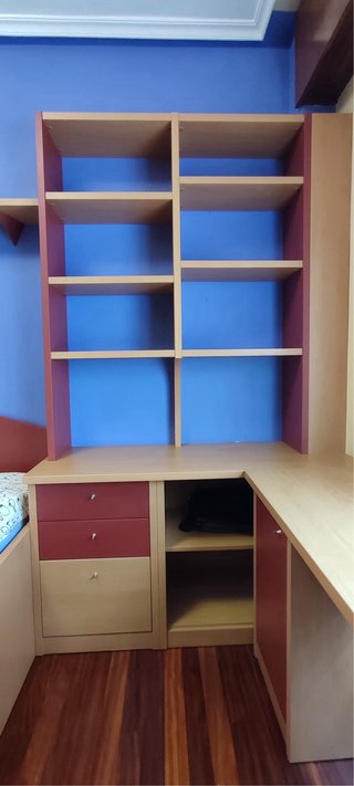 Cama, escritorio y baldas para habitación
