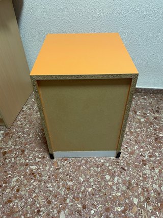 Mesita naranja 3 cajones