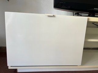 MuebleTVblanco con dos cajoneras y dos estanterias
