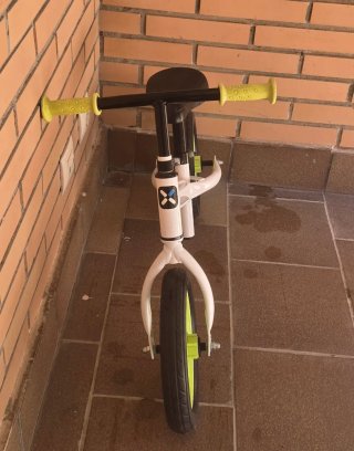 Bicicleta de equilibrio blanca y verde