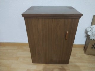 Máquina de coser antigua con mueble