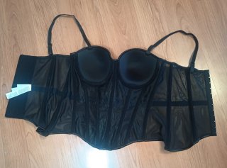 Corsé negro para festival