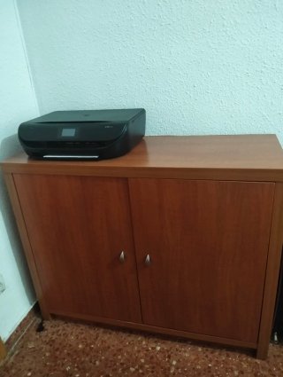 Mueble de madera con puertas