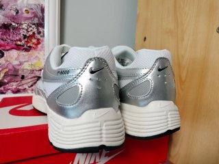 Nike P-6000 Plata y Blanco