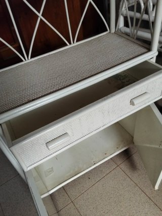 Estantería de mimbre blanca