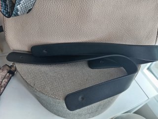 Bolso Parfois crema con correa