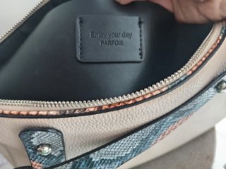 Bolso Parfois crema con correa