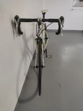 Bicicleta de carretera blanca