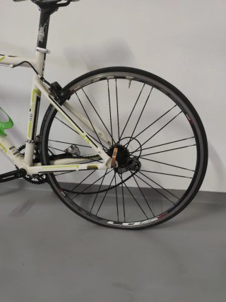 Bicicleta de carretera blanca