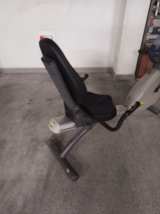 Bicicleta estática BH Fitness con respaldo