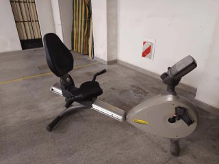 Bicicleta estática BH Fitness con respaldo