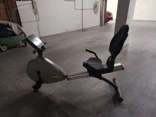 Bicicleta estática BH Fitness con respaldo