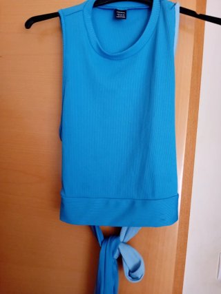 Top azul con nudo