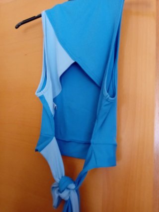 Top azul con nudo