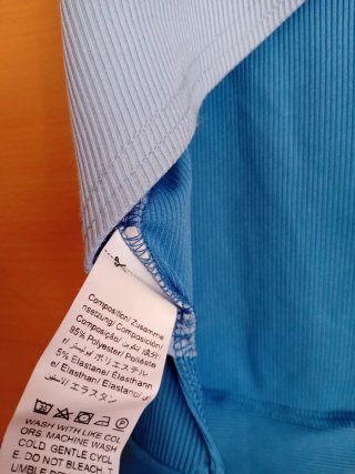 Top azul con nudo