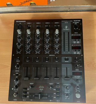 Mesa de Mezcla Behringer DJX 750 Negra