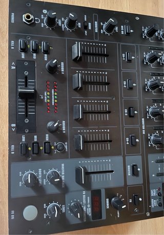 Mesa de Mezcla Behringer DJX 750 Negra