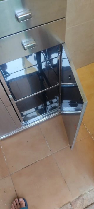 Armario de baño plateado con espejo