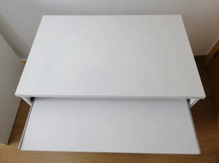Mesa de ordenador blanca con ruedas