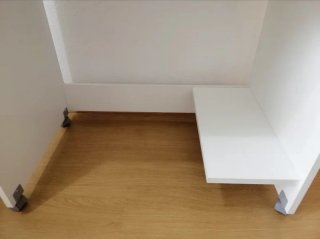 Mesa de ordenador blanca con ruedas