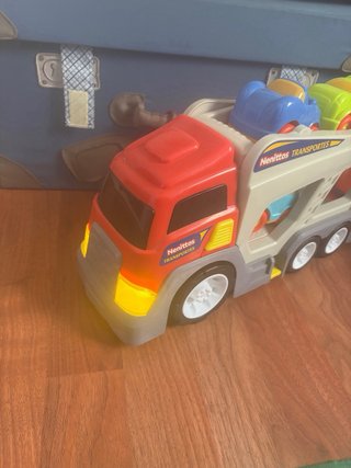 Camión transportador de coches de juguete