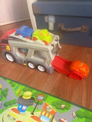 Camión transportador de coches de juguete