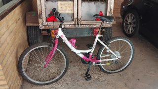 Bicicleta infantil blanca y rosa