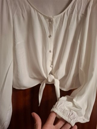 Blusa blanca H&M nudo frontal