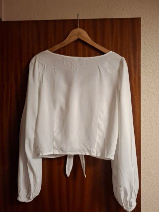 Blusa blanca H&M nudo frontal