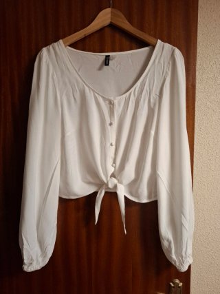 Blusa blanca H&M nudo frontal