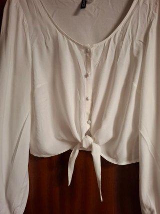 Blusa blanca H&M nudo frontal