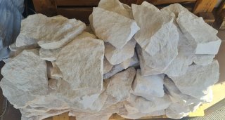 Piedra caliza blanca irregular