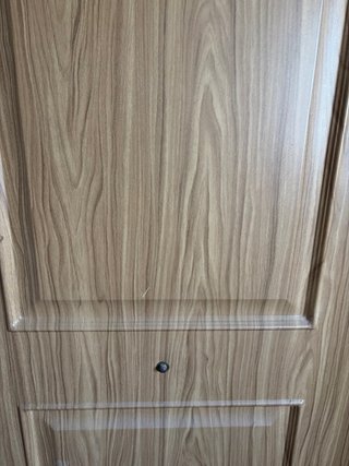 Puerta blindada efecto madera , es de chapa