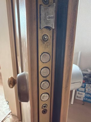 Puerta blindada efecto madera , es de chapa