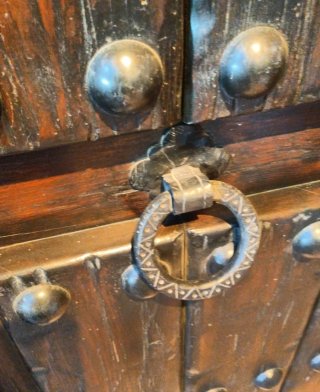 Puerta rústica madera con rejas y aldaba