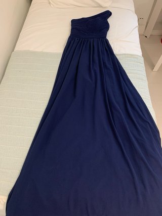 Vestido largo azul marino con capas de gasa