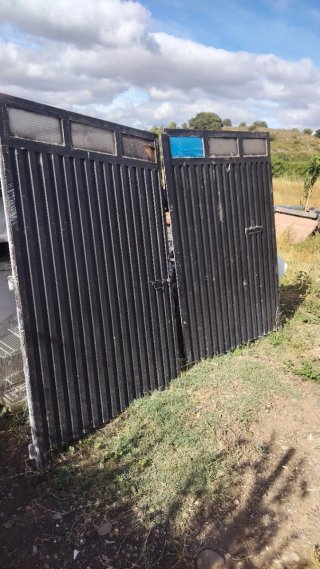 Puerta de hierro doble