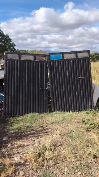 Puerta de hierro doble