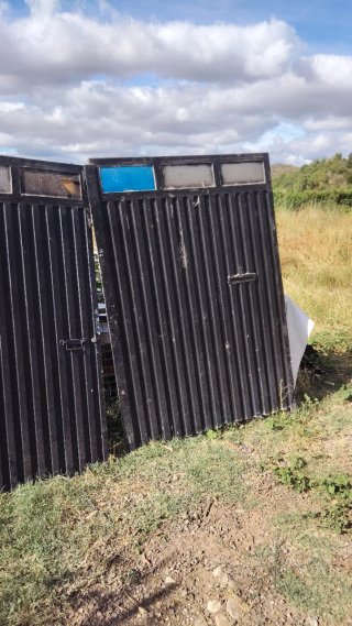 Puerta de hierro doble